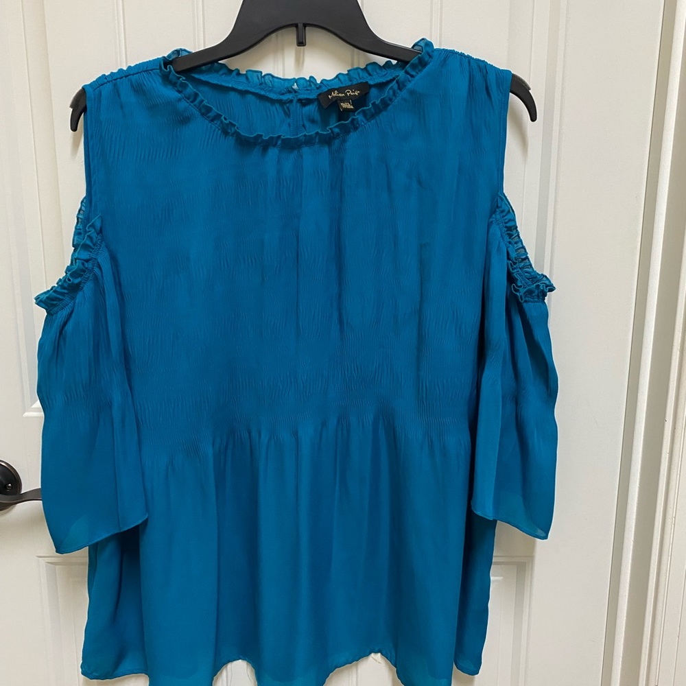 Open shoulder shirt